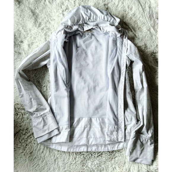 EUC Athleta White Gray Striped Windbreaker Hooded Jacket Size XSmall Thumbholes - Picture 8 of 15